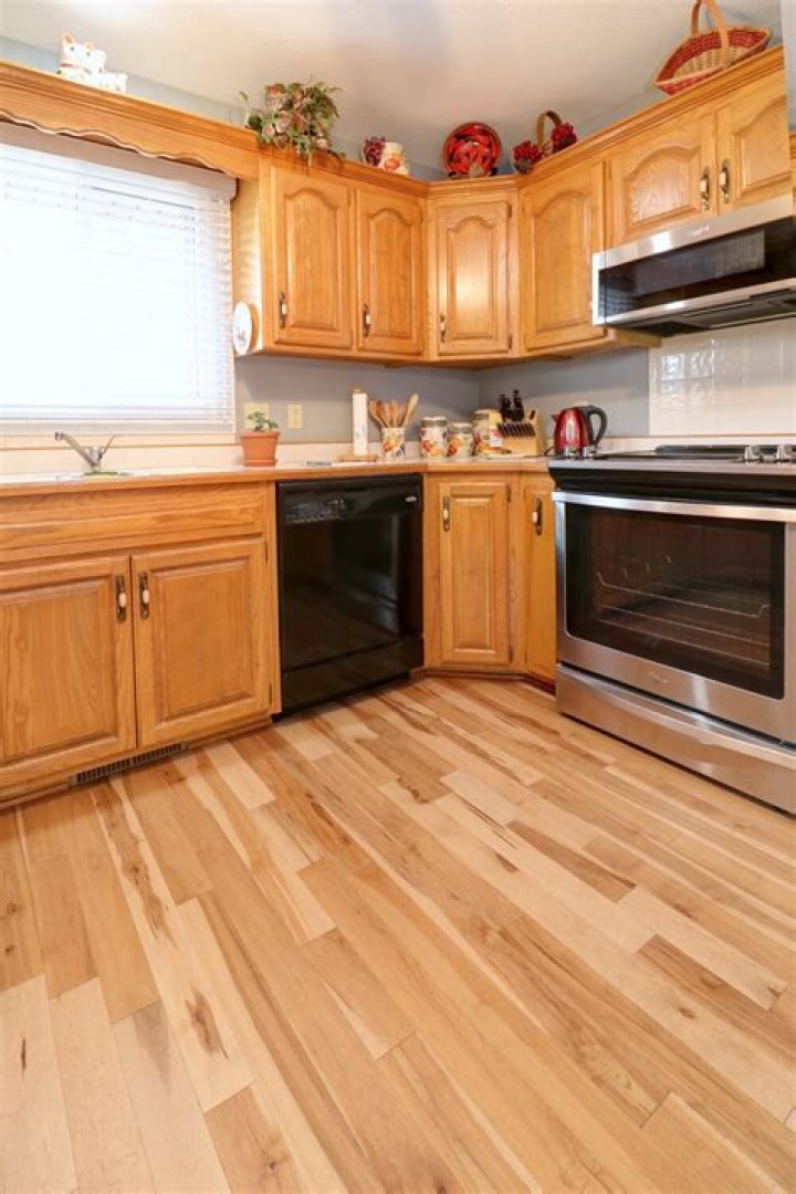 What kind of flooring looks good with oak cabinets